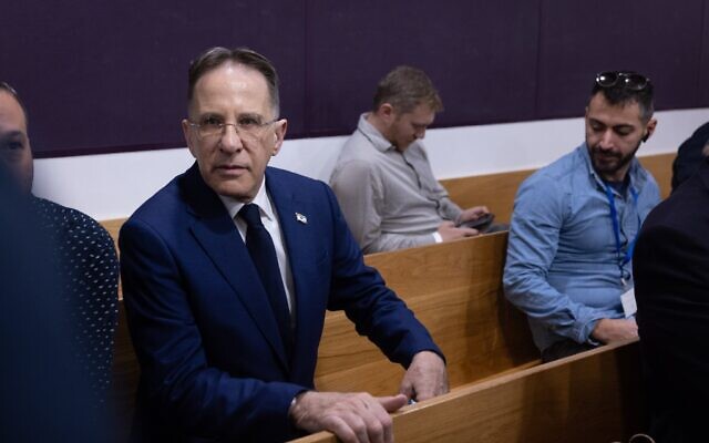 Le chef de cabinet du Premier ministre Benjamin Netanyahu, Tzachi Braverman, assiste à une audience lors du procès pour corruption du Premier ministre devant le tribunal de Tel Aviv, le 18 décembre 2024. (Crédit : Miriam Alster/Flash90)
