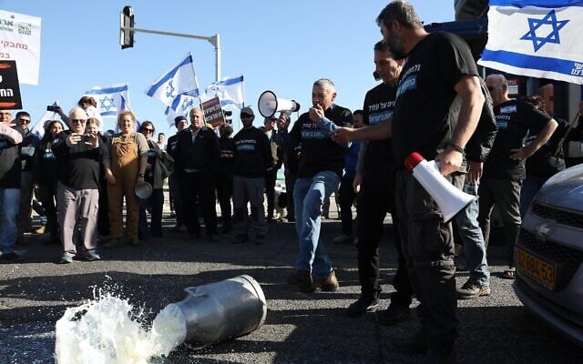 Des agriculteurs manifestant contre la réforme laitière au carrefour de Goma, le 5 janvier 2025. (Crédit : David Cohen/Flash90)