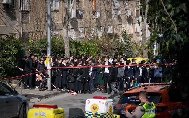 Les forces de secours et de sécurité intervenant sur les lieux d'un accident où de nombreux enfants en bas âge ont été retrouvés en détresse respiratoire, dans une crèche illégale du quartier majoritairement ultra-orthodoxe de Romema, à Jérusalem, le 19 janvier 2026. (Crédit : Chaïm Goldberg/Flash90)