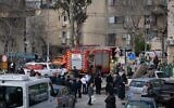 Les forces de secours et de sécurité intervenant sur les lieux d'un accident ayant fait de nombreuses victimes dans une crèche illégale du quartier majoritairement ultra-orthodoxe de Romema, à Jérusalem, le 19 janvier 2026. (Crédit : Chaïm Goldberg/Flash90)
