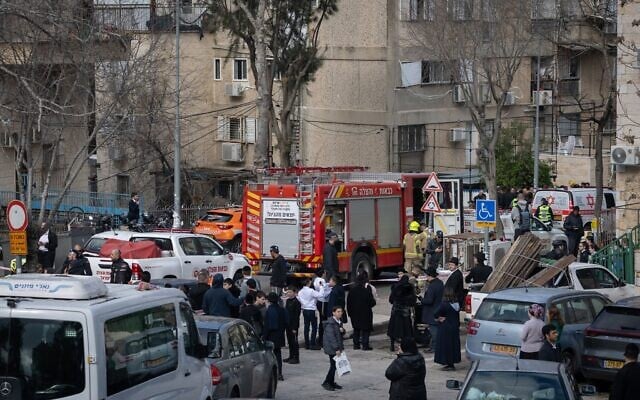 Les forces de secours et de sécurité intervenant sur les lieux d'un accident ayant fait de nombreuses victimes dans une crèche illégale du quartier majoritairement ultra-orthodoxe de Romema, à Jérusalem, le 19 janvier 2026. (Crédit : Chaïm Goldberg/Flash90) Les forces de secours et de sécurité intervenant sur les lieux d'un accident ayant fait de nombreuses victimes dans une crèche illégale du quartier majoritairement ultra-orthodoxe de Romema, à Jérusalem, le 19 janvier 2026. (Crédit : Chaïm Goldberg/Flash90)