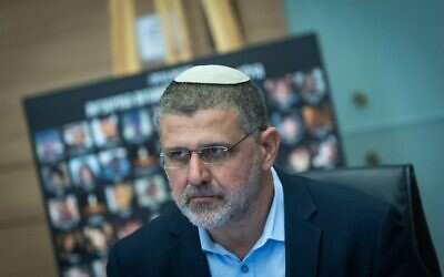 Le député Likud Avihaï Boaron s'exprimant lors d'une réunion de la commission de l'Éducation, de la Culture et des Sports, à la Knesset, le 3 mars 2025. (Crédit : Chaïm Goldberg/Flash90)
