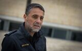 Le porte-parole de la police israélienne, Aryeh Doron, visite le mur Occidental dans la Vieille Ville de Jérusalem, le 7 mars 2025. (Crédit : Chaïm Goldberg/Flash90)