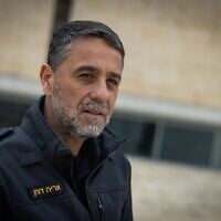 Le porte-parole de la police israélienne, Aryeh Doron, visite le mur Occidental dans la vieille ville de Jérusalem, le 7 mars 2025. (Crédit : Chaim Goldberg/Flash90)
