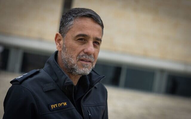 Le porte-parole de la police israélienne, Aryeh Doron, visite le mur Occidental dans la Vieille Ville de Jérusalem, le 7 mars 2025. (Crédit : Chaïm Goldberg/Flash90)