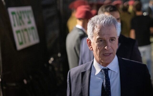 Le chef du Mossad, David Barnea, assiste à une cérémonie organisée au musée mémorial de la Shoah Yad Vashem à Jérusalem, alors qu'Israël célèbre la Journée du souvenir de la Shoah, le 23 avril 2025. (Crédit : Chaim Goldberg/Flash90)