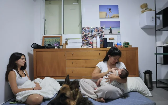 Une famille israélienne dans sa pièce sécurisée, dans le centre d'Israël, lors d'une attaque de missiles iraniens le 15 juin 2025. (Nati Shohat/FLASH90)