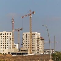 Chantier à Sderot, au sud d'Israël, le 28 juillet 2025. (Crédit : Yossi Aloni/FLASH90)