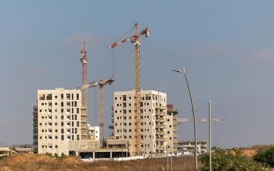 Chantier à Sderot, au sud d'Israël, le 28 juillet 2025. (Crédit : Yossi Aloni/FLASH90)