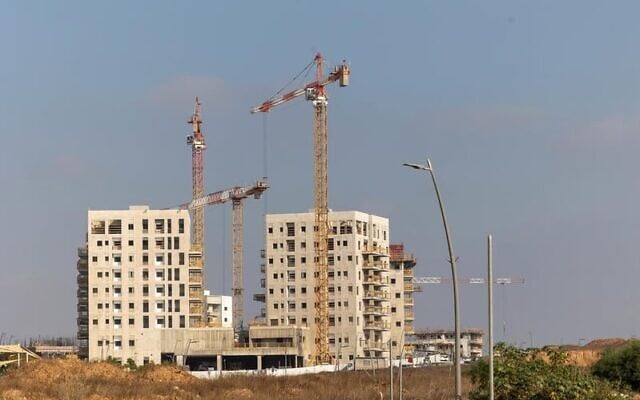 Chantier à Sderot, au sud d'Israël, le 28 juillet 2025. (Crédit : Yossi Aloni/FLASH90)