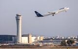 Un avion de la Lufthansa décollant de l'aéroport international Ben Gurion, près de Tel Aviv, le 14 août 2025. (Crédit : Yossi Aloni/Flash90)