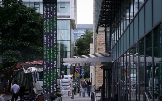Vue de la Bourse de Tel Aviv, le 8 octobre 2025. (Crédit : Avshalom Sassoni/FLASH90)) Vue de la Bourse de Tel Aviv, le 8 octobre 2025. (Crédit : Avshalom Sassoni/FLASH90))