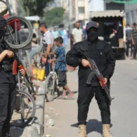 Des policiers armés du Hamas patrouillant, dans Gaza-City, le 11 octobre 2025. (Crédit : Ali Hassan/Flash90)
