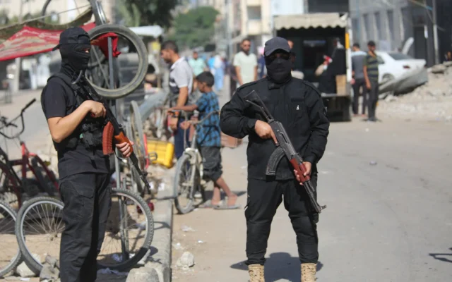 Des "policiers" armés du Hamas patrouillant, dans Gaza-City, le 11 octobre 2025. (Crédit : Ali Hassan/Flash90) Des "policiers" armés du Hamas patrouillant, dans Gaza-City, le 11 octobre 2025. (Crédit : Ali Hassan/Flash90)