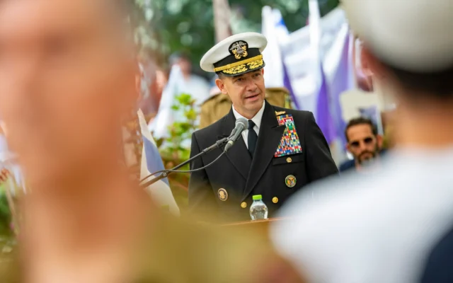 Le commandant du CENTCOM, l'amiral Brad Cooper, s'exprime lors des funérailles du capitaine Omer Neutra, otage israélo-américain assassiné, au cimetière militaire de Kiryat Shaul à Tel-Aviv, le 7 novembre 2025. (Crédit : Erik Marmor/Flash90)