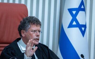 Le président de la Cour suprême, Isaac Amit, présidant une audience sur les recours déposés contre la nomination de David Zini à la tête du Shin Bet, le 18 novembre 2025. (Crédit : Yonatan Sindel/Flash90)