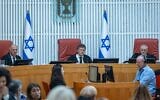 Le président de la Cour suprême Isaac Amit (au centre), accompagné du vice-président Noam Sohlberg (à gauche) et du juge David Mintz, préside une audience sur les recours contre la nomination de David Zini à la tête du Shin Bet, le 18 novembre 2025. (Crédit : Yonatan Sindel/Flash90)