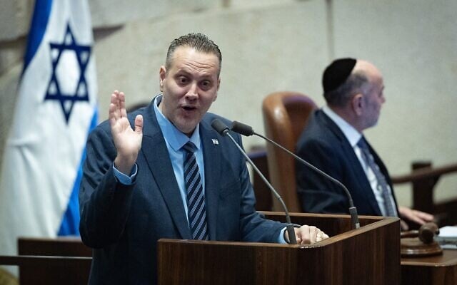 Le ministre de la Culture Miki Zohar s'exprimant à la Knesset, à Jérusalem, le 26 novembre 2025. (Crédit : Yonatan Sindel/Flash90)