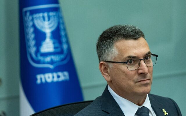 Le ministre des Affaires étrangères Gideon Saar assistant à une réunion de la commission de la Défense et des Affaires étrangères, à la Knesset, le 2 décembre 2025. (Crédit : Yonatan Sindel/Flash90) Le ministre des Affaires étrangères Gideon Saar assistant à une réunion de la commission de la Défense et des Affaires étrangères, à la Knesset, le 2 décembre 2025. (Crédit : Yonatan Sindel/Flash90)