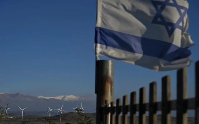 Vue de la première neige de l'hiver sur le mont Hermon, en Syrie, depuis le nord du plateau du Golan, près de la frontière syrienne, le 13 décembre 2025. (Crédit : Michael Giladi/Flash90)