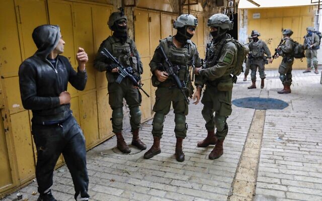 Illustration : Des forces de sécurité israéliennes montant la garde dans la ville de Hébron, le 13 décembre 2025. (Crédit : Wisam Hashlamoun/Flash90)