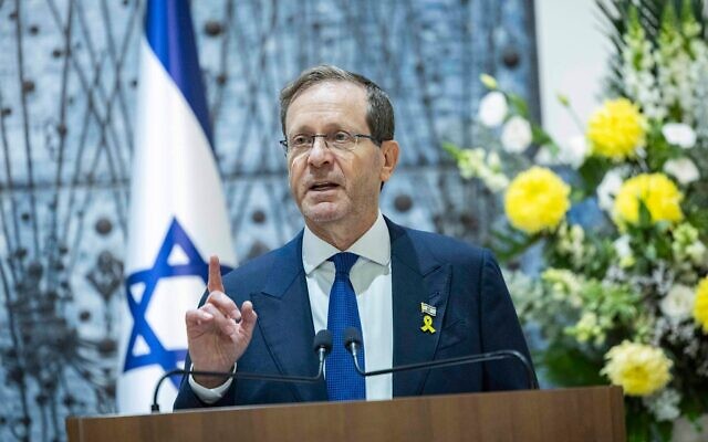 Le président Isaac Herzog s'exprime lors d'une cérémonie d'allumage de la première bougie de Hanoukka à la résidence présidentielle à Jérusalem, le 14 décembre 2025. (Crédit : Chaim Goldberg/Flash90)