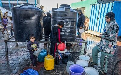 Des Palestiniens déplacés trouvent refuge dans une école de l'UNRWA à Khan Younès, dans le sud de la bande de Gaza, le 24 décembre 2025. (Crédit : Abed Rahim Khatib/Flash90)