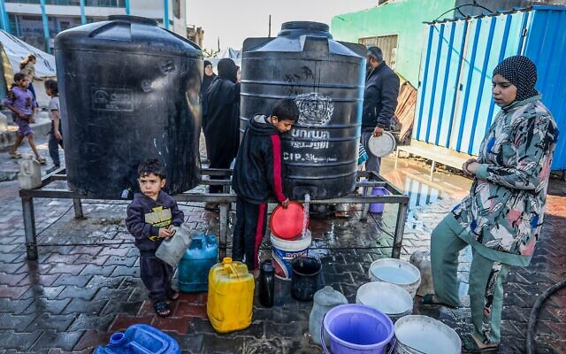Des Palestiniens déplacés trouvent refuge dans une école de l'UNRWA à Khan Younès, dans le sud de la bande de Gaza, le 24 décembre 2025. (Crédit : Abed Rahim Khatib/Flash90)