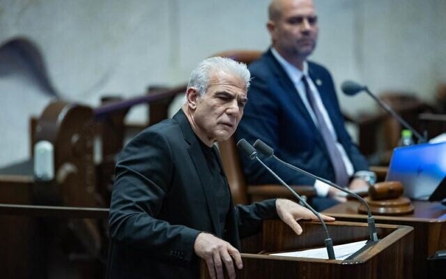 Le député Yaïr Lapid s'exprimant à la Knesset, le 24 décembre 2025. (Crédit : Yonatan Sindel/Flash90) Le député Yaïr Lapid s'exprimant à la Knesset, le 24 décembre 2025. (Crédit : Yonatan Sindel/Flash90)