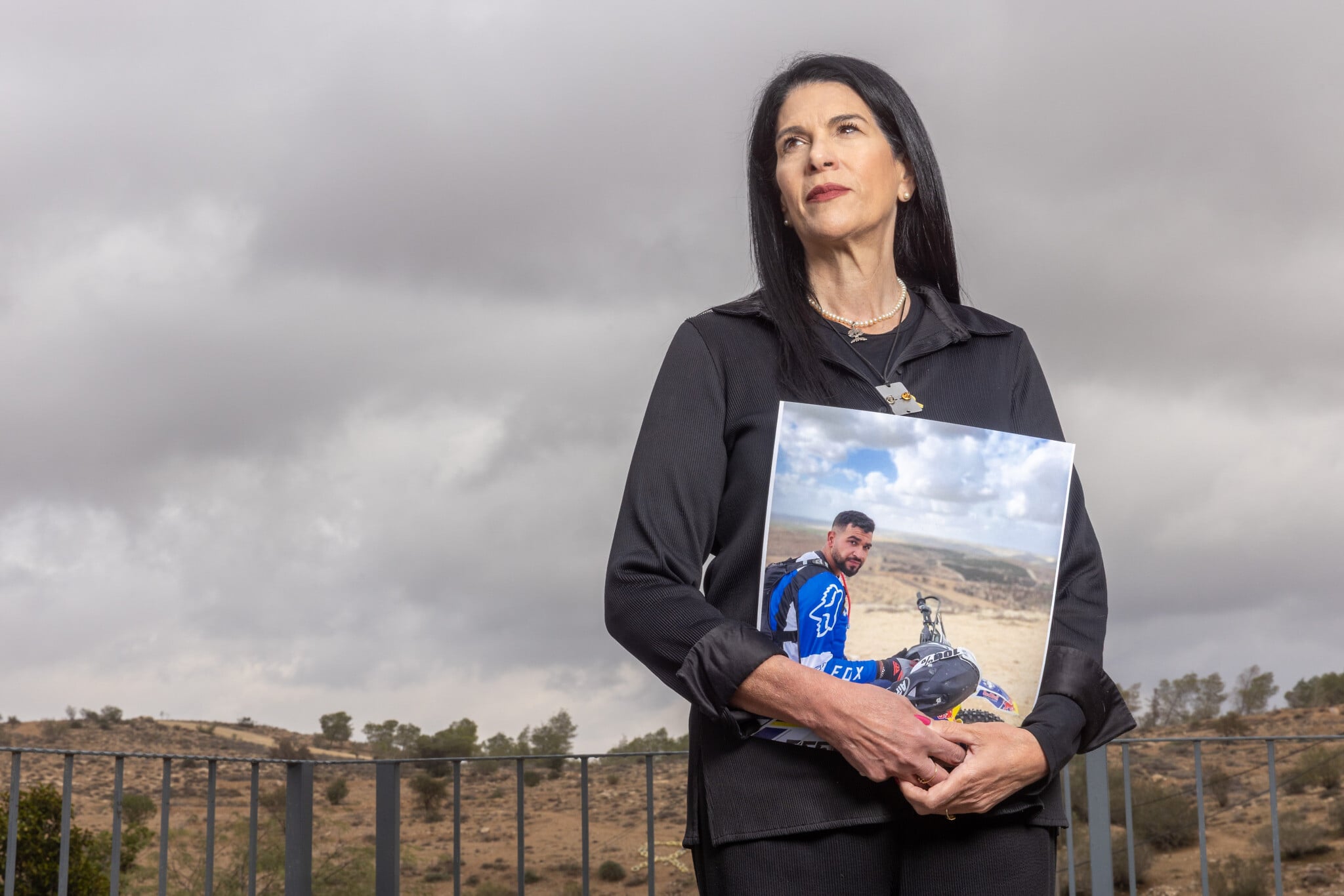 Image principale : Portrait de Talik Gvili, mère du seul otage décédé restant à Gaza, Ran Gvili, 10 décembre 2025. (Crédit : Yossi Aloni/FLASH90) Image principale : Portrait de Talik Gvili, mère du seul otage décédé restant à Gaza, Ran Gvili, 10 décembre 2025. (Crédit : Yossi Aloni/FLASH90)