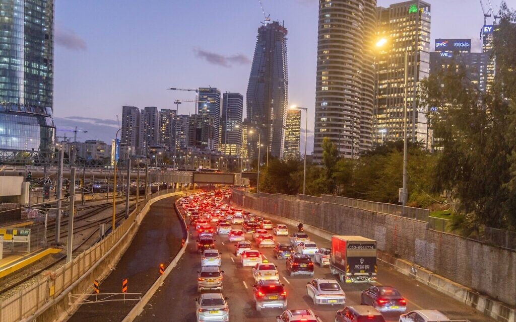 Circulation sur l'autoroute Ayalon à Tel Aviv. 29 décembre 2025. (Crédit : Yossi Aloni/FLASH90)