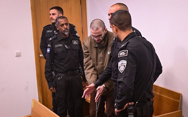 Ibrahim Shalhoub (au centre), auteur d'une attaque terroriste meurtrière à Herzliya, arrivé au tribunal de Tel Aviv pour entendre son verdict, le 4 janvier 2026. (Crédit : Avshalom Sassoni/Flash90) Ibrahim Shalhoub (au centre), auteur d'une attaque terroriste meurtrière à Herzliya, arrivé au tribunal de Tel Aviv pour entendre son verdict, le 4 janvier 2026. (Crédit : Avshalom Sassoni/Flash90)