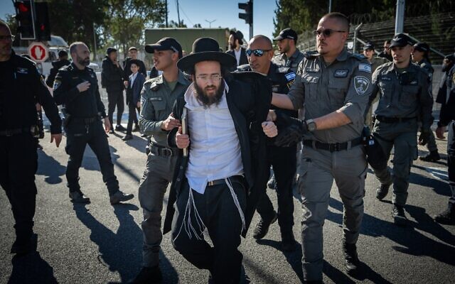 Des Juifs ultra-orthodoxes manifestant contre la conscription des Haredim, devant le centre de recrutement de l'armée israélienne, à Tel Hashomer, le 4 janvier 2026. (Crédit : Erik Marmor/Flash90)