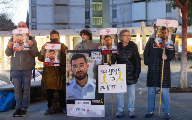 Des personnes réclament le retour de l'otage assassiné Ran Gvili près de la résidence du Premier ministre à Jérusalem, le 5 janvier 2026. (Crédit : Chaim Goldberg/Flash90)