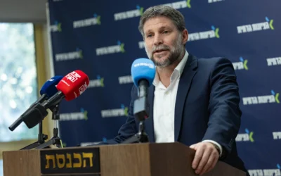 Le ministre des Finances Bezalel Smotrich dirige une réunion de faction à la Knesset à Jérusalem, le 5 janvier 2026. (Crédit : Yonatan Sindel/Flash90)