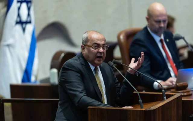 Le député Hadash-Taal Ahmad Tibi s'adressant à l'assemblée plénière de la Knesset, à Jérusalem, le 5 janvier 2026. (Crédit : Yonatan Sindel/Flash90) Le député Hadash-Taal Ahmad Tibi s'adressant à l'assemblée plénière de la Knesset, à Jérusalem, le 5 janvier 2026. (Crédit : Yonatan Sindel/Flash90)