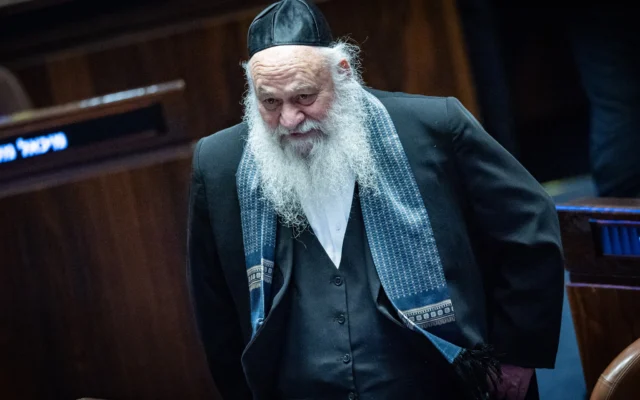 Le chef du parti Yahadout HaTorah, Yitzhak Goldknopf, assistant à un débat dit "des 40 signatures", à la Knesset, à Jérusalem, le 5 janvier 2026. (Crédit : Yonatan Sindel/Flash90)