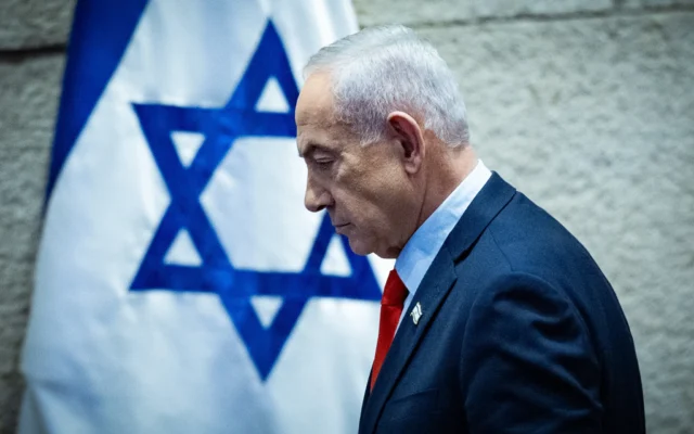 Le Premier ministre Benjamin Netanyahu assistant à un débat dit "des 40 signatures", à la Knesset, à Jérusalem, le 5 janvier 2026. (Crédit : Yonatan Sindel/Flash90) Le Premier ministre Benjamin Netanyahu assistant à un débat dit "des 40 signatures", à la Knesset, à Jérusalem, le 5 janvier 2026. (Crédit : Yonatan Sindel/Flash90)