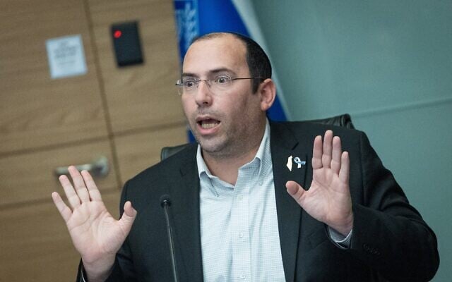 Le député Simcha Rothman présidant une réunion de la commission de la Constitution, du Droit et de la Justice, le 5 janvier 2026. (Crédit : Chaïm Goldberg/Flash90)