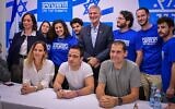 Le chef du parti Les Démocrates, Yaïr Golan, tenant une conférence de presse pour présenter les nouveaux membres du parti, à Tel Aviv, le 6 janvier 2026. (Crédit : Avshalom Sassoni/Flash90)