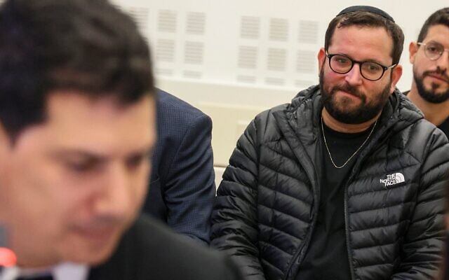 Jonatan Urich lors d'une audience dans le cadre de l'enquête sur l'affaire du "Qatargate", au tribunal de Lod, le 6 janvier 2026. (Crédit : Jonathan Shaul/Flash90)