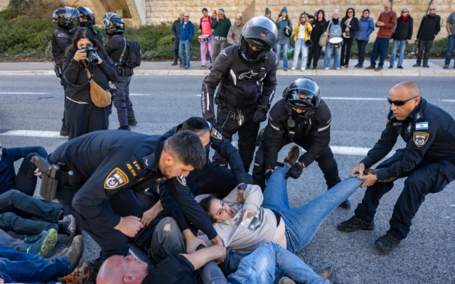 Des manifestants bloquent une route et affrontent la police lors d'une manifestation contre le gouvernement devant la Cour suprême à Jérusalem, le 7 janvier 2026. (Crédit : Chaim Goldberg/Flash90)