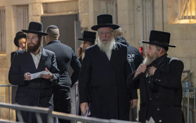 L'ancien député du parti Yahadout HaTorah, Yisrael Eichler, arrive à une réunion du Conseil des sages de la Torah sur le projet de loi d'exemption du service militaire pour les Haredim, à Jérusalem, le 7 janvier 2026. (Crédit : Chaim Goldberg/Flash90) L'ancien député du parti Yahadout HaTorah, Yisrael Eichler, arrive à une réunion du Conseil des sages de la Torah sur le projet de loi d'exemption du service militaire pour les Haredim, à Jérusalem, le 7 janvier 2026. (Crédit : Chaim Goldberg/Flash90)