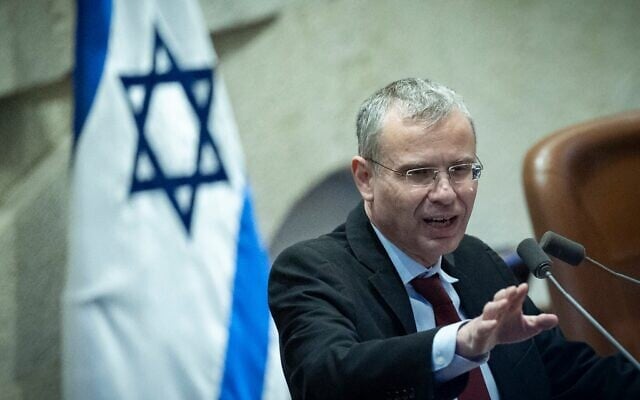 Le ministre de la Justice Yariv Levin s'exprimant depuis la tribune de la Knesset, à Jérusalem, le 7 janvier 2026. (Crédit : Yonatan Sindel/Flash90)