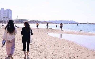Une plage de Tel Aviv par une chaude journée d'hiver, le 8 janvier 2026. (Crédit : Avshalom Sassoni/FLASH90)