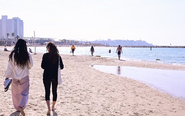Une plage de Tel Aviv par une chaude journée d'hiver, le 8 janvier 2026. (Crédit : Avshalom Sassoni/FLASH90)