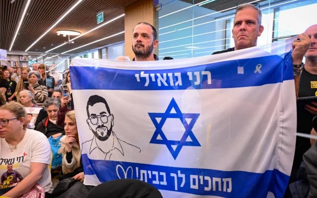 Itzik Gvili, deuxième à partir de la droite, et Talik Gvili, troisième à partir de la droite, lors d'un rassemblement vendredi pour leur fils Ran Gvili, dont le corps sans vie - le dernier - est retenu à Gaza, près de la place des Otages à Tel Aviv, le 9 janvier 2026. (Autorisation)
