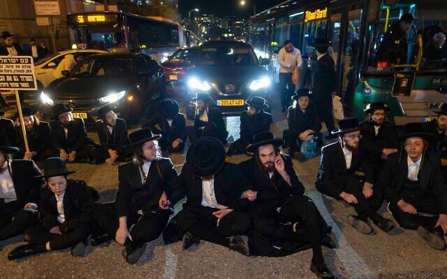 Des ultra-orthodoxes manifestant contre la conscription militaire, à Jérusalem, le 11 janvier 2026. (Crédit : Chaïm Goldberg/Flash90) Des ultra-orthodoxes manifestant contre la conscription militaire, à Jérusalem, le 11 janvier 2026. (Crédit : Chaïm Goldberg/Flash90)