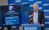 Le chef du parti Les Démocrates, Yaïr Golan, montrant une menace de mort qui lui a été envoyée ainsi qu'à son fils, lors d'une réunion de faction à la Knesset, à Jérusalem, le 12 janvier 2026. (Crédit : Yonatan Sindel/Flash90)