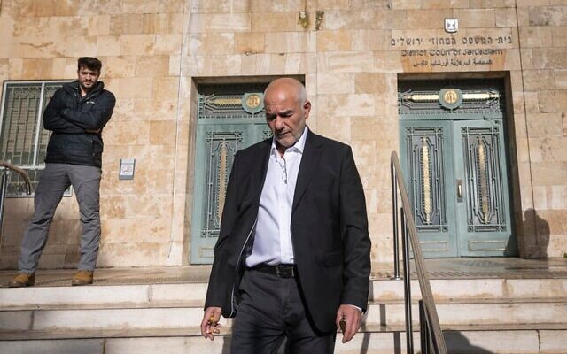 Me Ronel Fisher sortant du  tribunal de Jérusalem après avoir été condamné dans une affaire de corruption, le 13 janvier 2026. (Crédit : Chaïm Goldberg/Flash90)